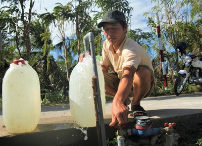 Hạn mặn bủa vây, dân miền Tây ùn ùn đi hứng nước miễn phí